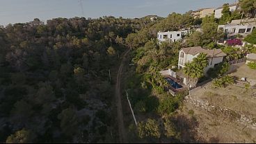 italiana silvia soprano es follada por dos chicos en su casa en la playa bts inédito