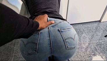 Me quedo atrapada en la lavadora, mi padrastro me pilla atascada quiere ayudarme y no puede resistirse a follar mi culo lleno de semen