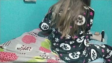 Mi amigo de la universidad viene a mi casa a estudiar para el examen pero se hace tarde y debe quedarse a pasar la noche conmigo