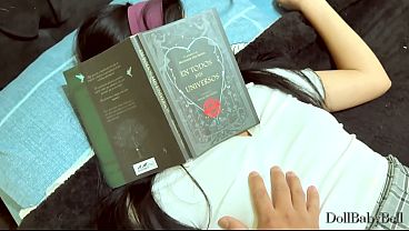 Mi hermanastra me deja tocarla con los dedos hasta que se moja