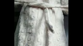 Oma neukt kut met dildo