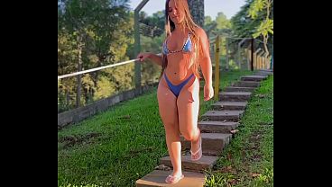 passeando de micro bikini