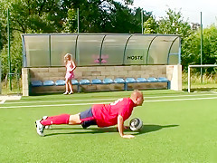 Tienersletje (18+) wil graag sex met haar favoriete voetballer